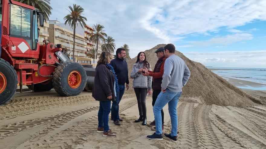 Barreras contra temporales de invierno: Torreblanca levanta dunas para proteger sus playas