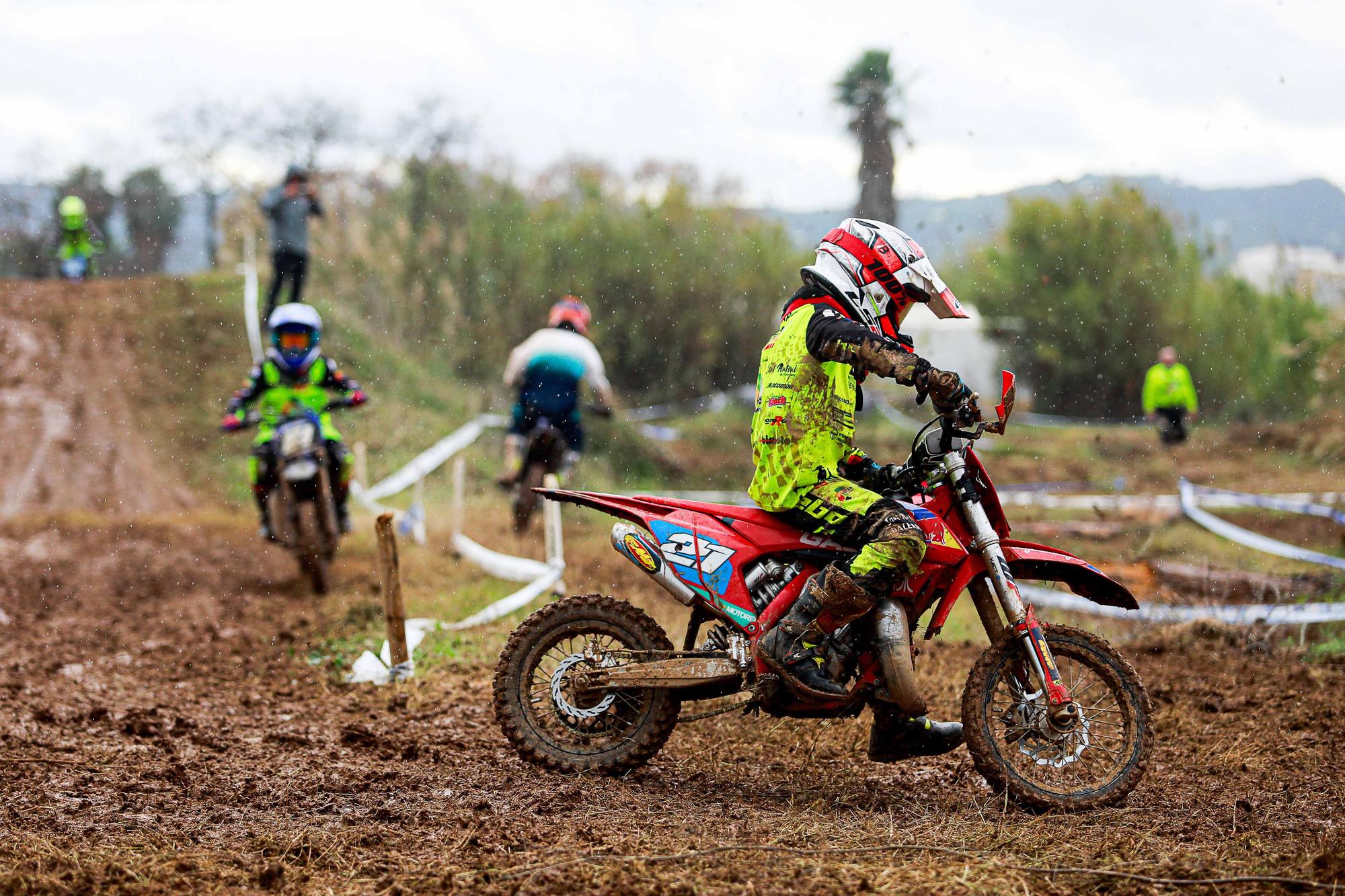 Motocross en Ibiza: el arte de pilotar sobre el barrizal