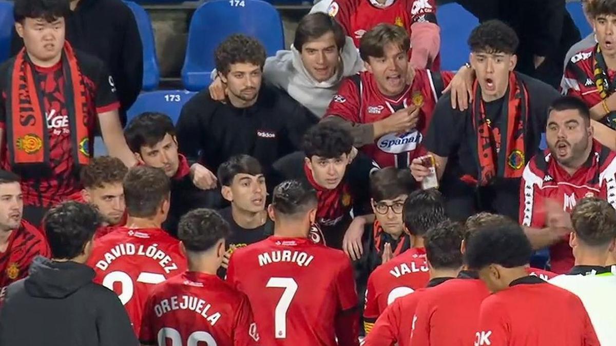 Los jugadores del Mallorca se acercan a la afición bermellona que estuvo en el campo del Getafe este miércoles.