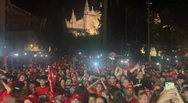 Así ha sido la locura bermellona tras el primer gol del Mallorca en la plaza de la Reina