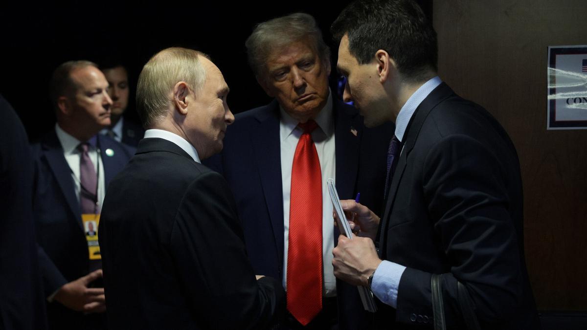 Donald Trump y Vladímir Putin hablan en privado antes de su rueda de prensa conjunta en Alaska, el pasado mes de agosto.