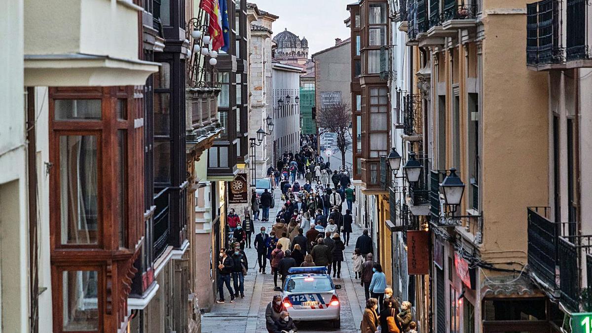 La Policía Municipal patrulla por las calles del casco antiguo. | Nico Rodríguez