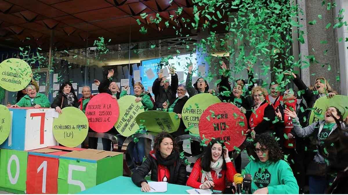 Barcelona expropia el derecho de uso de vivienda vacía, según explica la concejala Lucía Martín. En la foto, celebración del fin de la suspensión de la ley catalana antidesahucios.