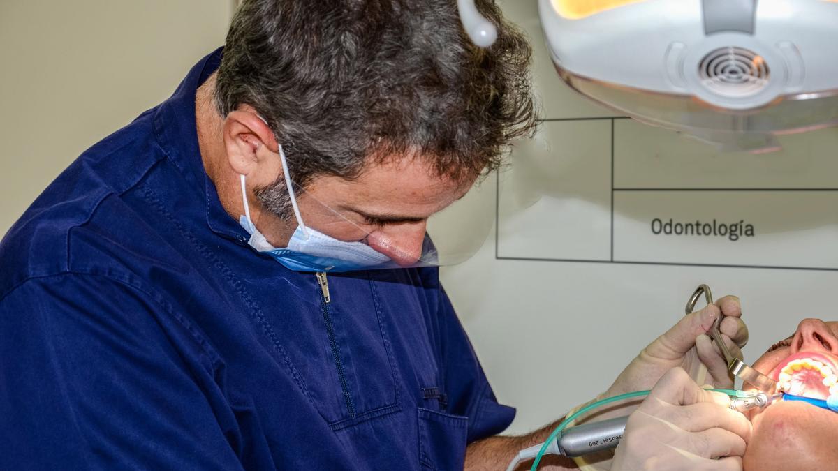 El cirujano maxilofacial Luis Senís en una intervención en imagen de archivo.