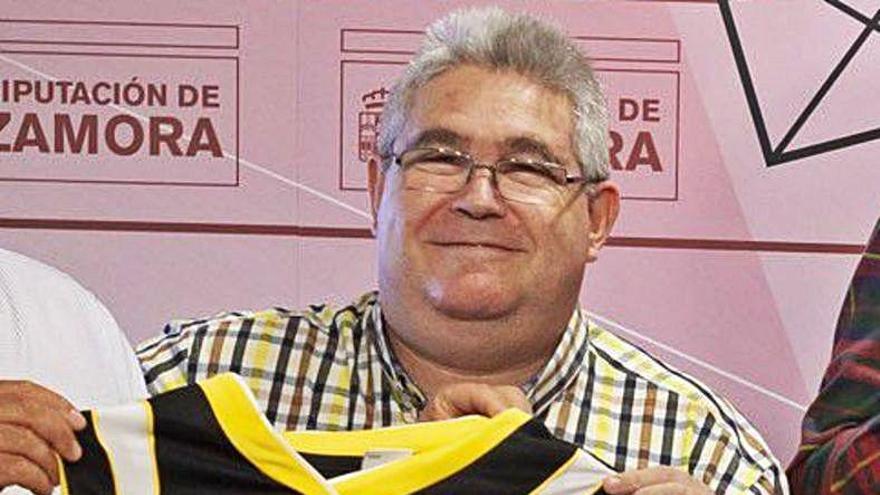 Nacho Teruelo, presidente del club, con la camiseta del Caja Rural.