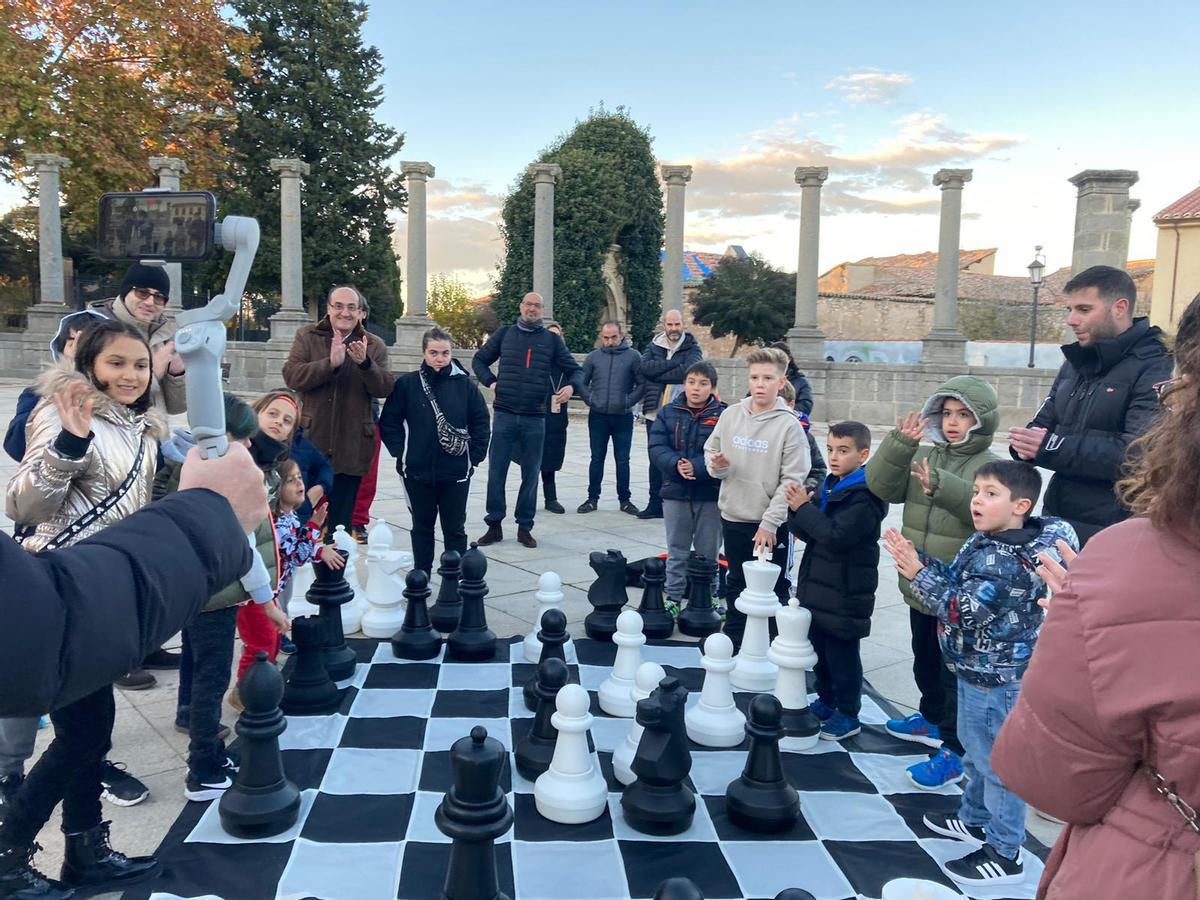 Niños y niñas zamoranas aplauden al ajedrecista