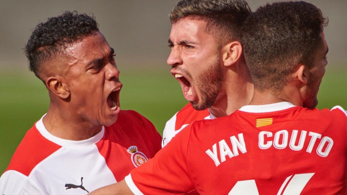 Nahuel Bustos celebra su primer gol