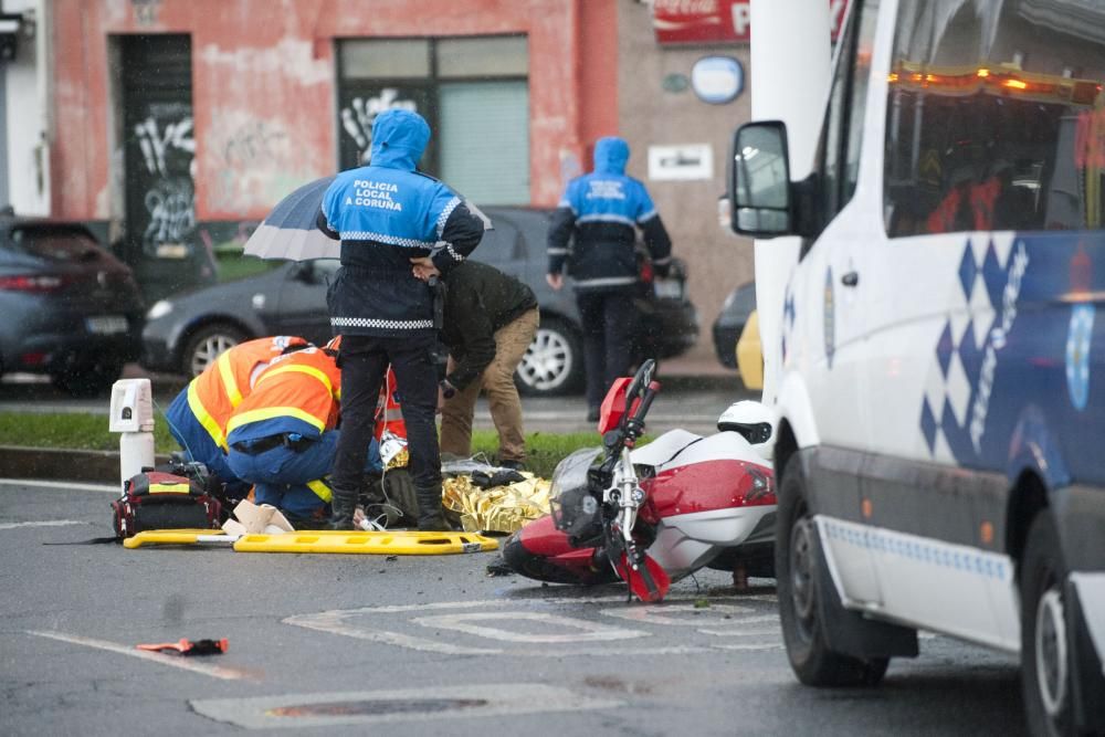 Herido grave un motorista en una salida de vía en el paseo marítimo