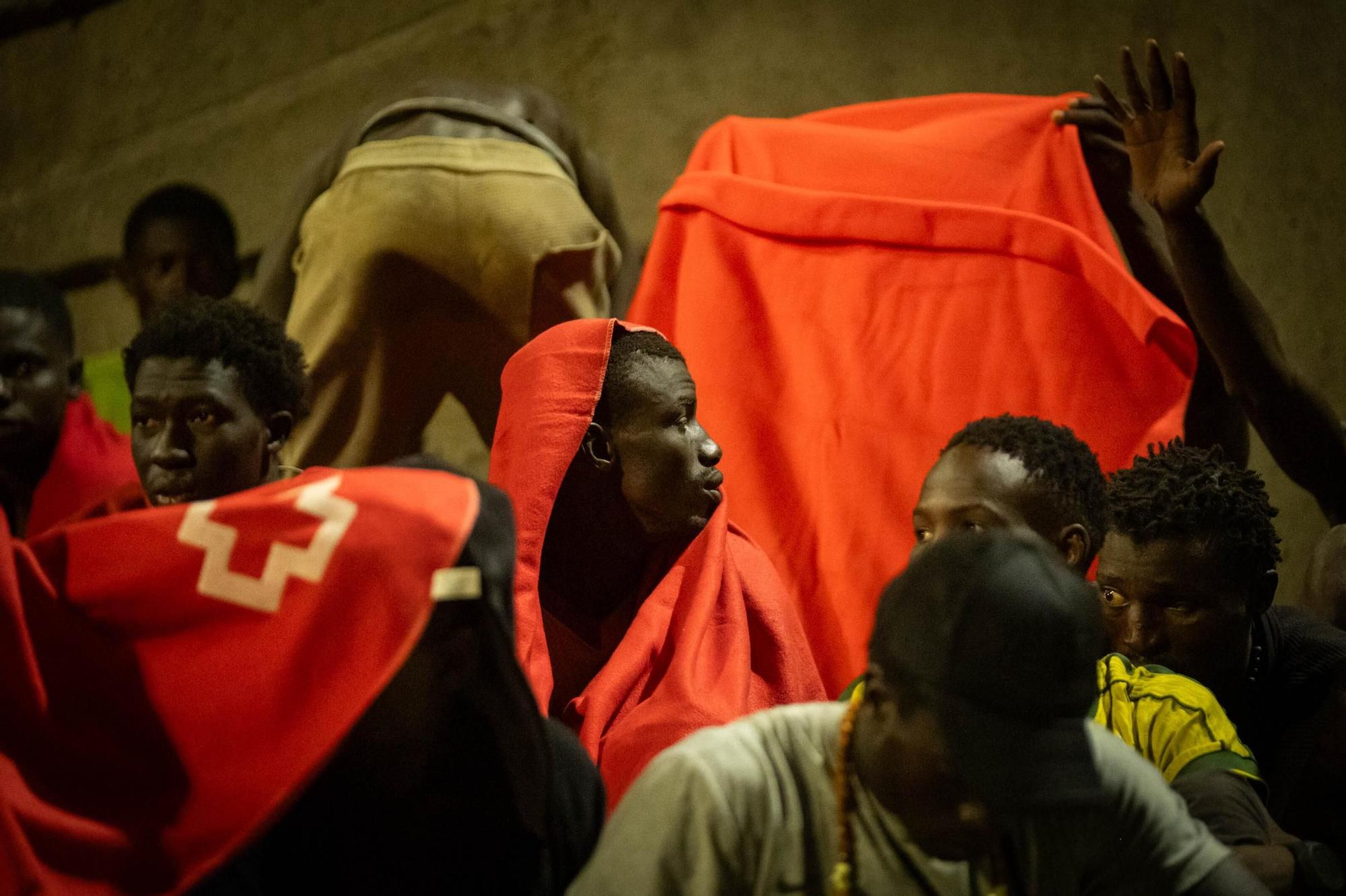 Llegada de un cayuco al Puerto de Granadilla