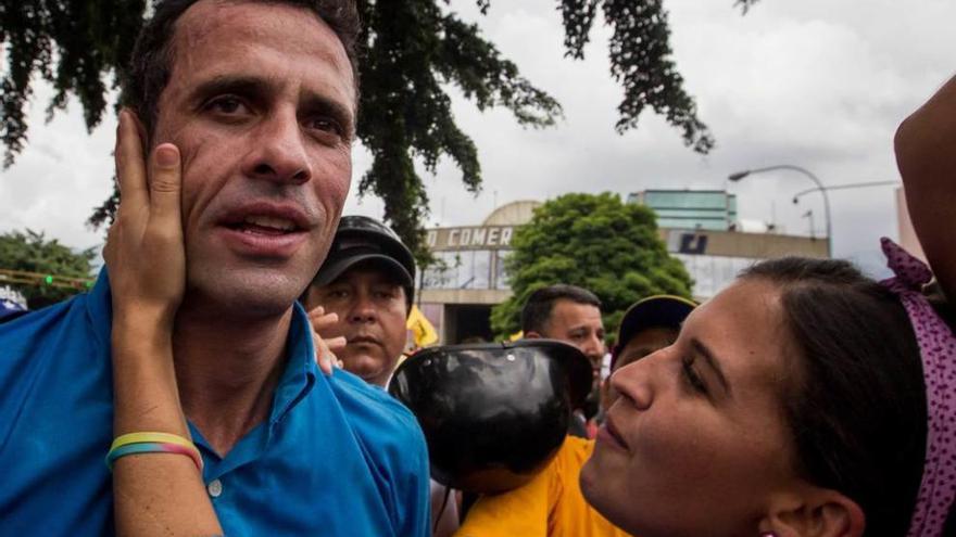 Una mujer acaricia el rostro del dirigente opositor venezolano Henrique Capriles durante una manifestación.