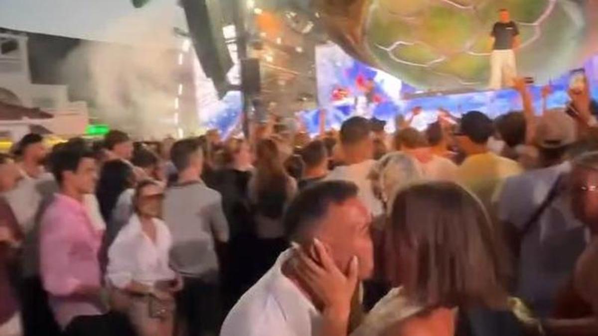 La pareja tras la pedida en la sesión de Dimitri Vegas.