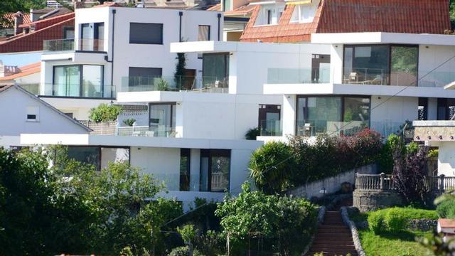 Apartamentos turísticos en el entorno de la playa de Liméns.