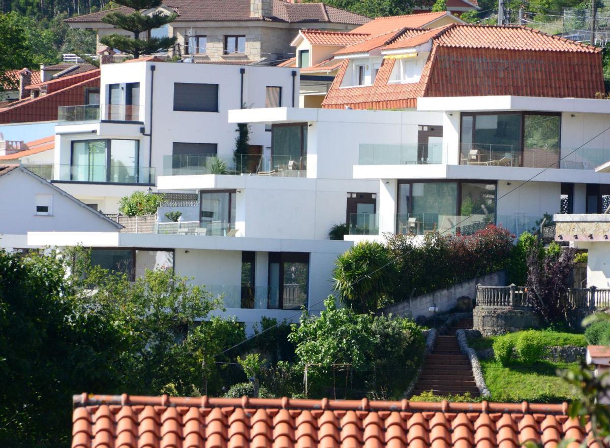 Apartamentos turísticos en el entorno de la playa de Liméns. | Gonzalo Núñez