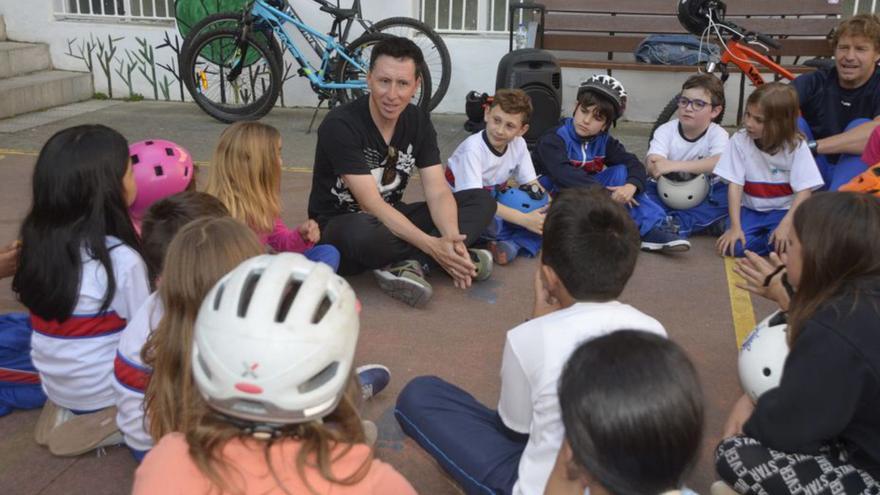 El exciclista Joseba Beloki imparte una clase magistral en Pola de Lena