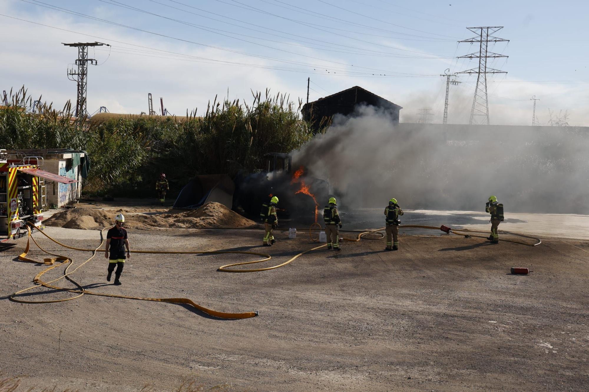 Incendio en Valencia hoy; arde una excavadora en Nazaret