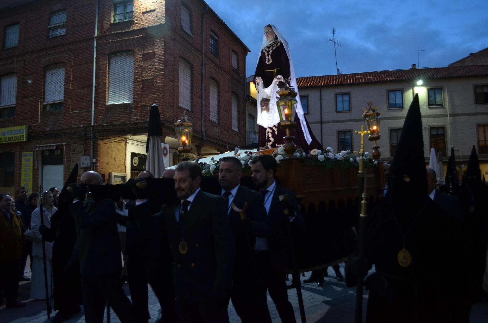 GALERÍA | Procesión del Santo Entierro de Benavente, en imágenes