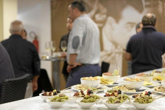 14 Stationen mit kulinarischen Raffi nessen vereint der neue Streetfood-Markt Mercat 1930 am Paseo Marítimo.