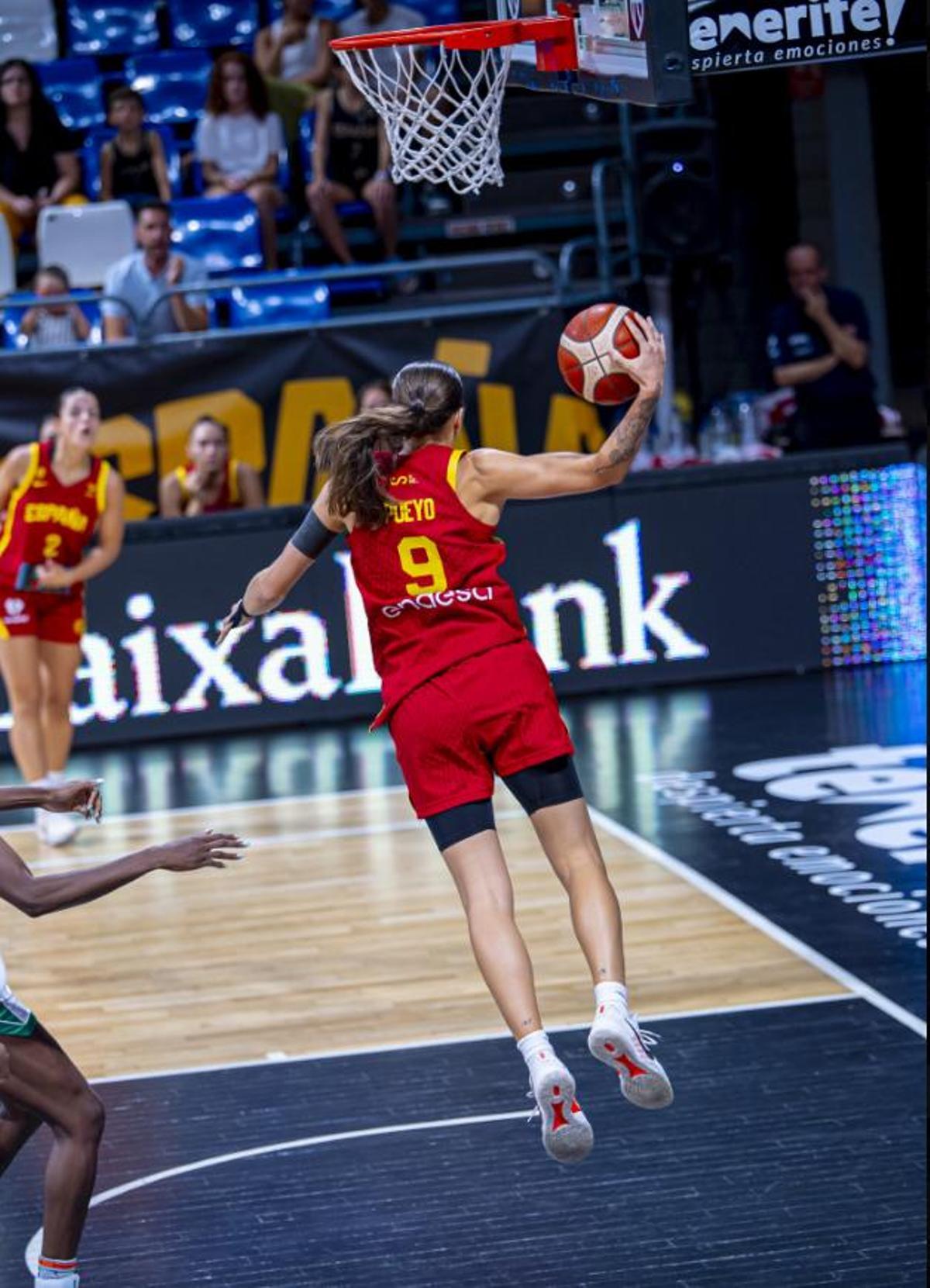 Helena Pueyo, en una acción del partido de este viernes ante Nigeria.