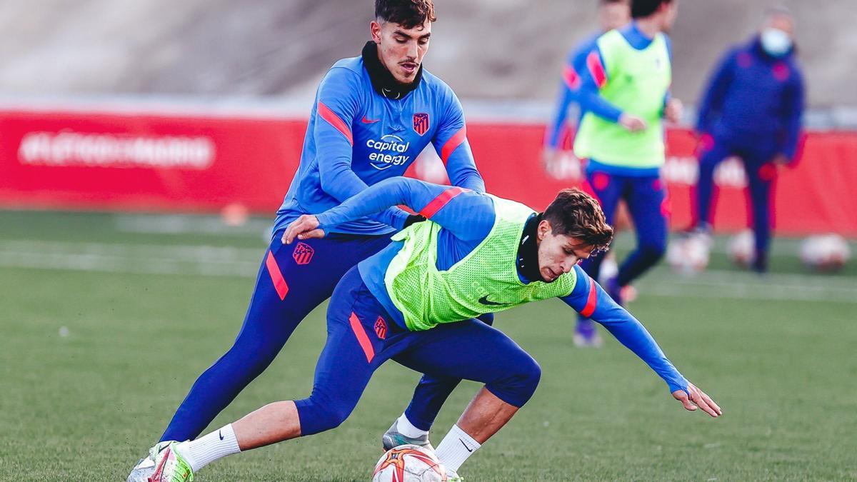 Giuliano Simeone protege un balón ante un compañero en un entrenamiento del Atlético B.