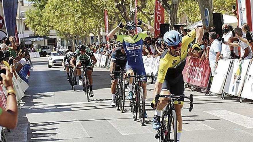 Javi Salmerón celebra su primer puesto tras cruzar la meta.