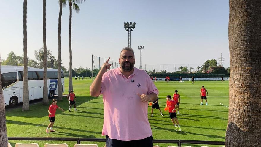 Luis García mima a sus jugadores en el Marbella Football Center