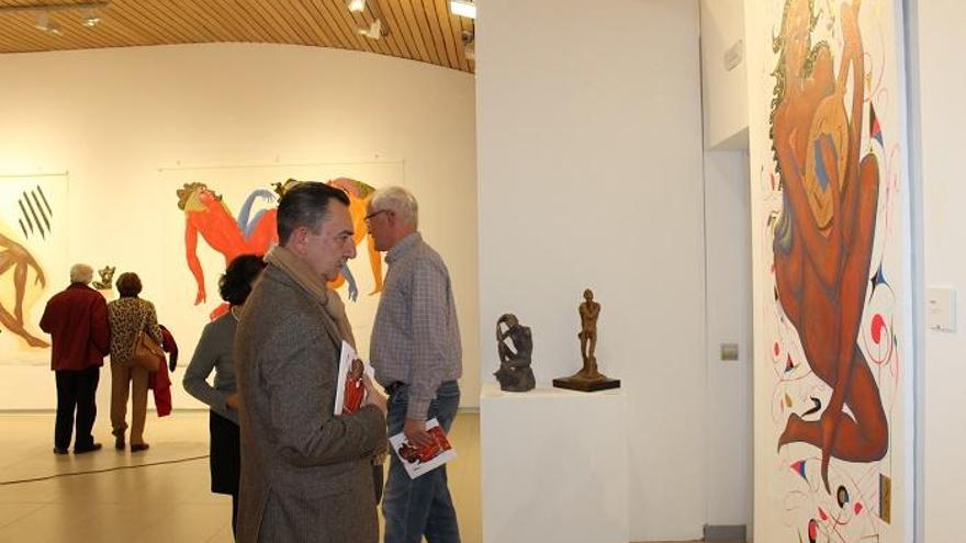 Un visitante, contempla una de las pinturas de la exposición de Esteban Pérez Palma en la finca El Portón.