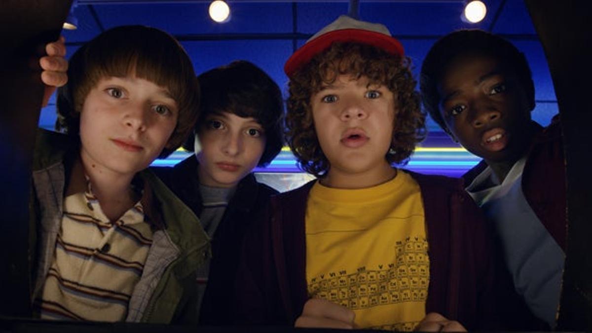 Noah Schnapp, Finn Wolfhard, Gaten Matarazzo y Caleb McLaughlin en la segunda temporada de Stranger Things