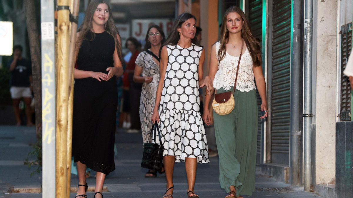 Königin Letizia, Prinzessin Leonor und Infantin Sofía gehen ins Kino Rivoli in Palma , um den Film "En un lugar de la mente" zu sehen.