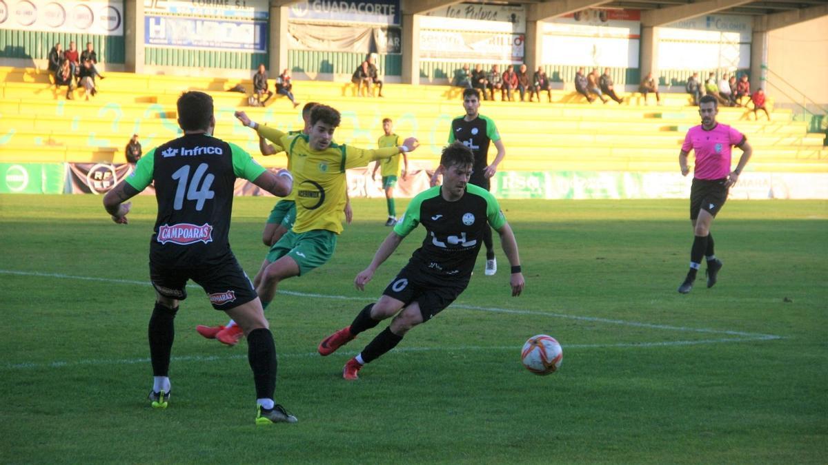 Lance del partido disputado por el Ciudad de Lucena en Los Barrios.