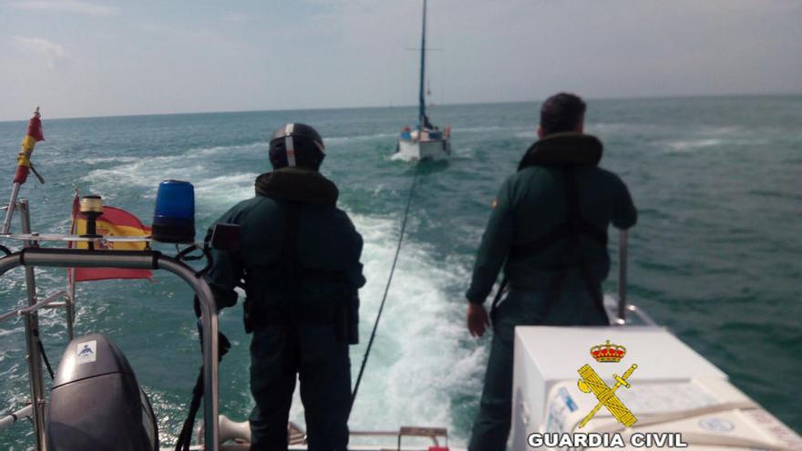 Rescatados cinco tripulantes de un velero que se encontraba a la deriva en aguas de Borriana