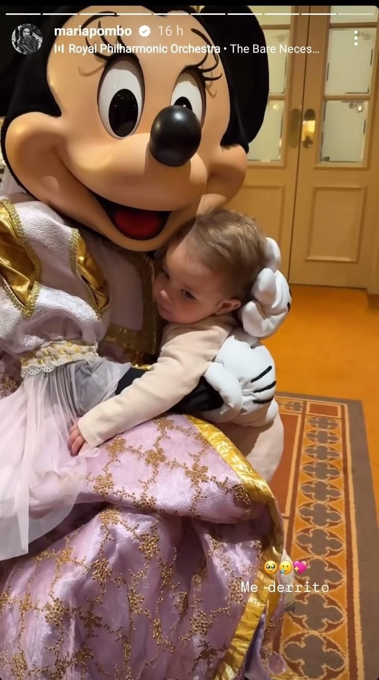 La hija de María Pombo, Vega, abrazada a Minnie
