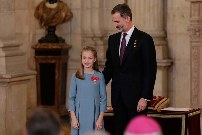 La princesa Leonor posa con la insignia del Toisón de Oro junto a su padre, el rey Felipe VI