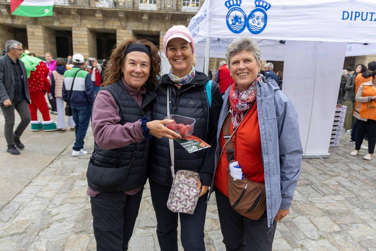 Reparten fresas de Huelva en la plaza del Obradoiro para promover su "calidad y garantía"