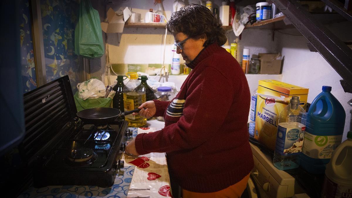 Cristina García cocinando con gas butano en su vivienda del barrio de La Salut de Badalona.