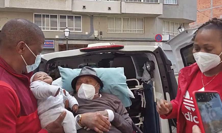 Último adiós. La familia del caboverdiano, entre ellos su bisnieta de unos días, se despide de él en la calle.