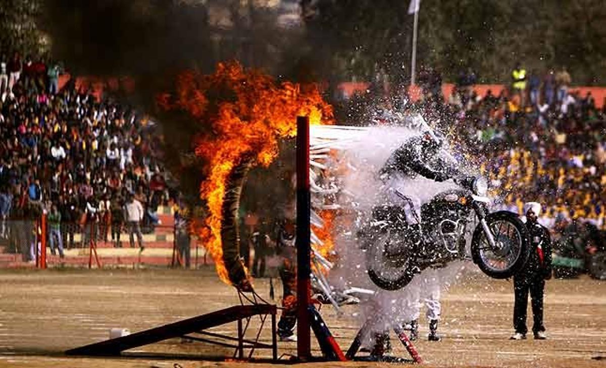 Un policia de Jammu i Caixmir realitza un truc amb una motocicleta durant les celebracions del Dia de la República a Jammu (Índia).
