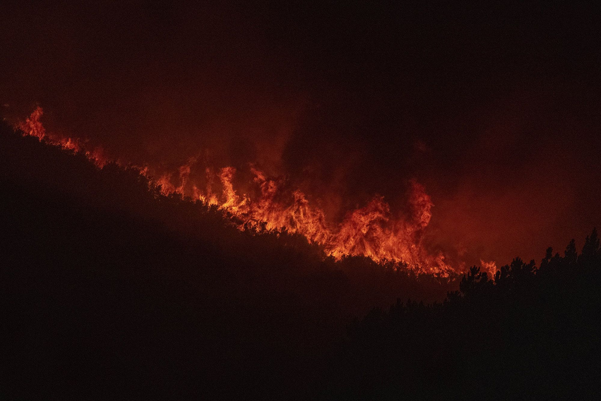 Vecinos y agentes durante la noche del miércoles al jueves, en el incendio de O Irixo, Dozón y Lalín