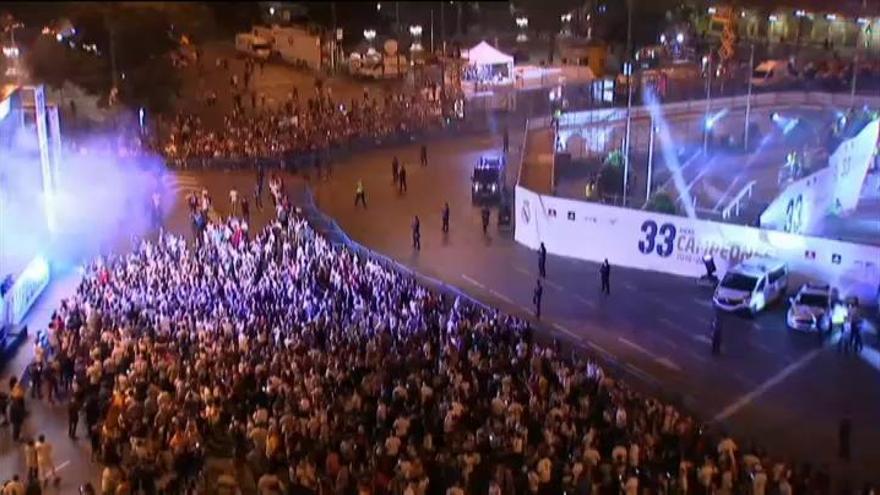 Los madridistas celebran el título de Liga en la Cibeles