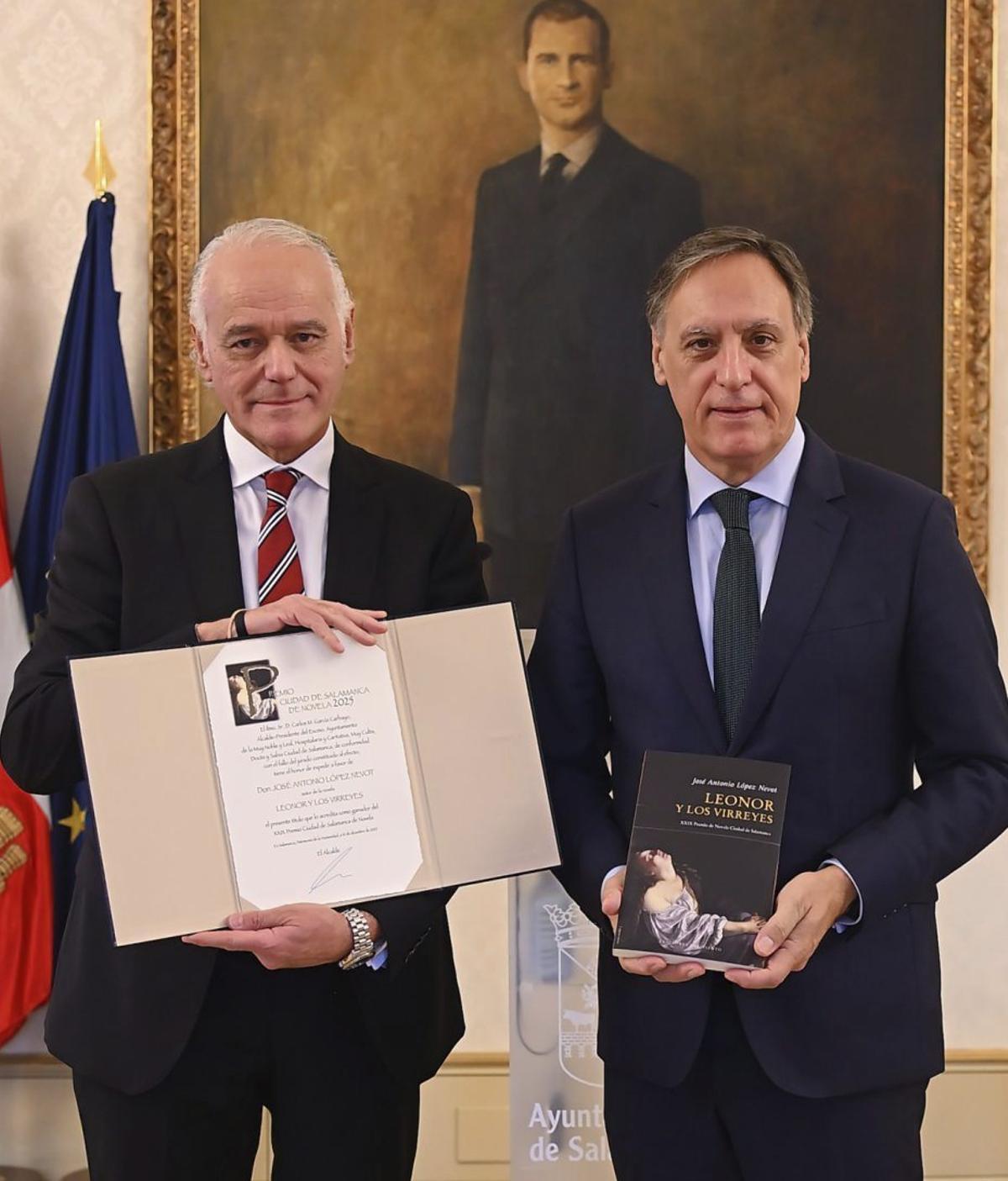 El escritor,a la izquierda, recibiendo un premio por su nueva novela.