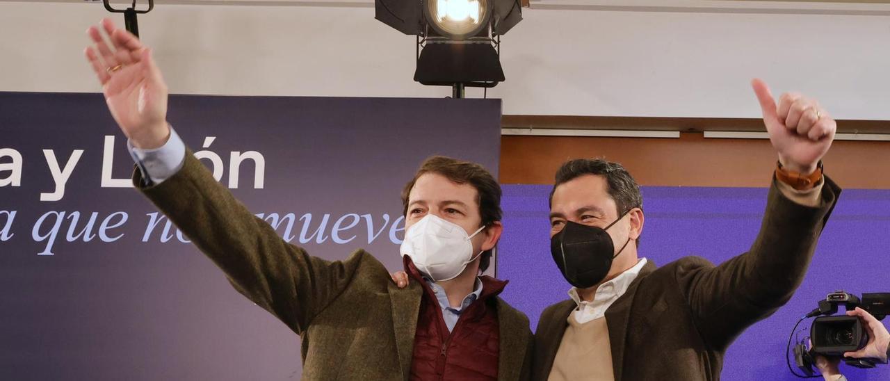 Alfonso Fernández Mañueco y Juanma Moreno, durante la visita del presidente andaluz a la campaña castellanoleonesa.