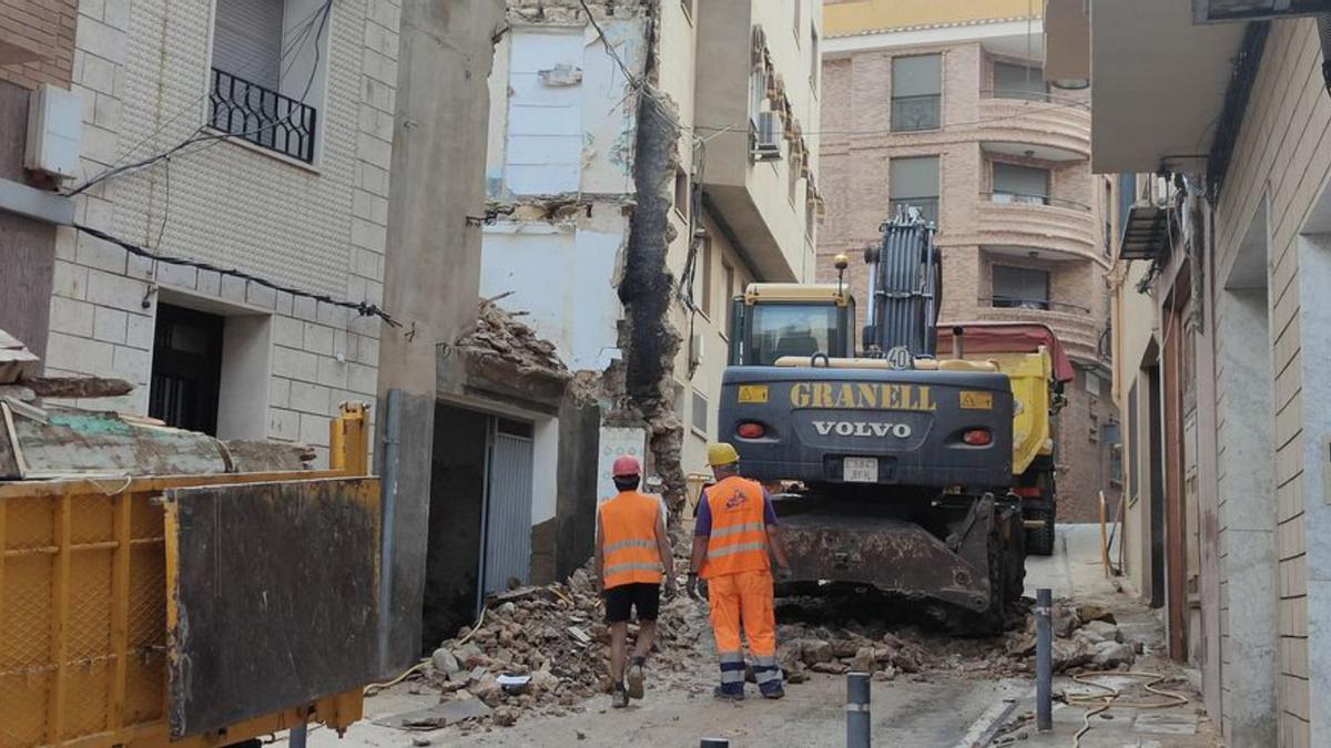 Operarios derriban una de las viviendas situadas en la calle Peiró, ayer. | JAVIER NOMDEDEU