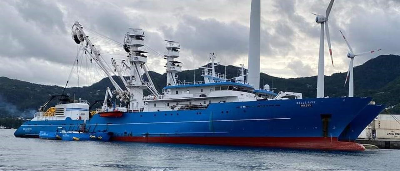 El atunero "Belle Rive", ahora de Wofco, durante un amarre en Seychelles.