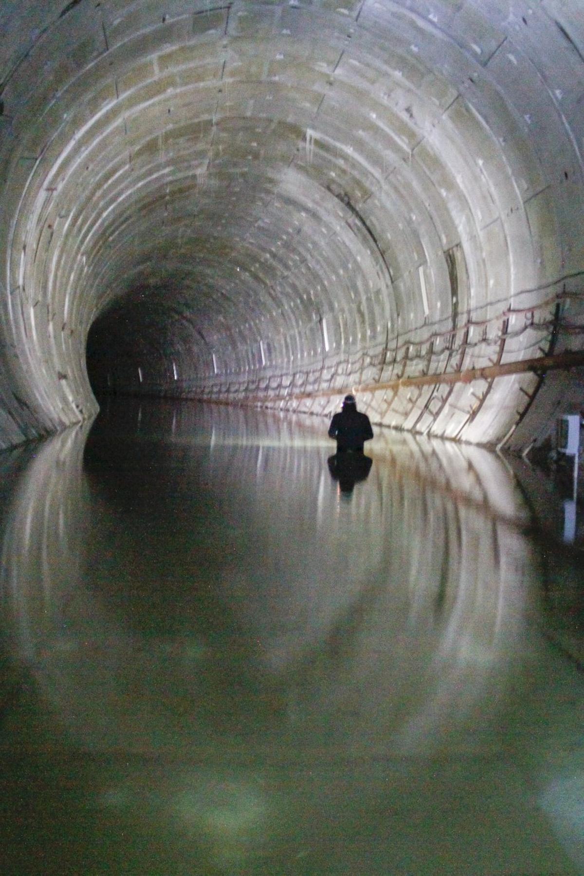 El túnel del metrotrén, inundado, en el año 2015.