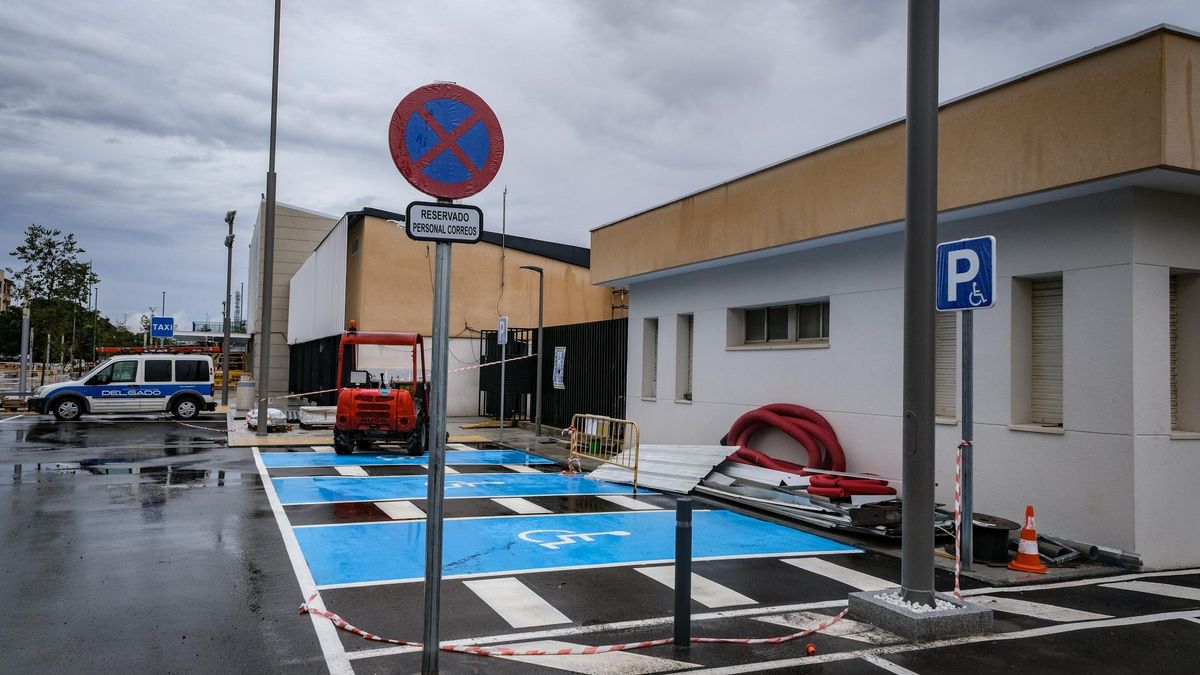 Una señal y una farola obstaculizan la salida a la acera desde la zona de transferencia en una de las plazas de aparcamiento reservadas para personas con movilidad reducida.