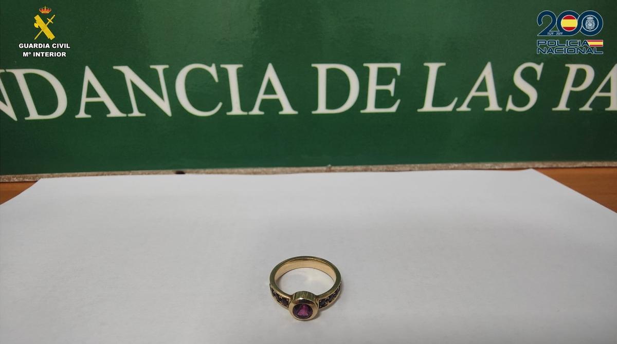 Anillo recuperado por la Guardia Civil tras el robo a una turista en Fuerteventura