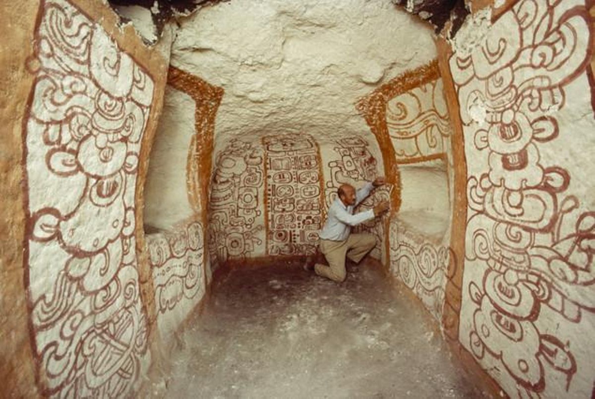 Un home analitza les pintures localitzades en una cova de Guatemala.