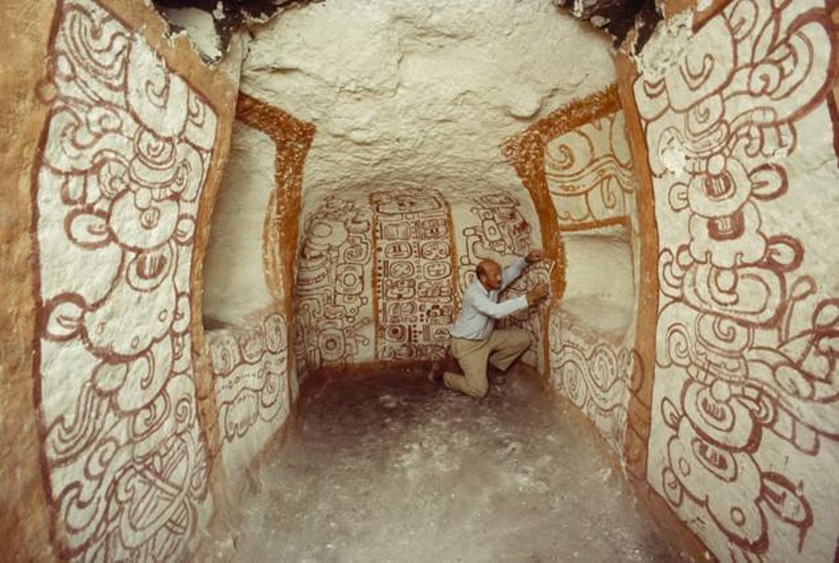 Un hombre analiza las pinturas localizadas en una cueva de Guatemala.