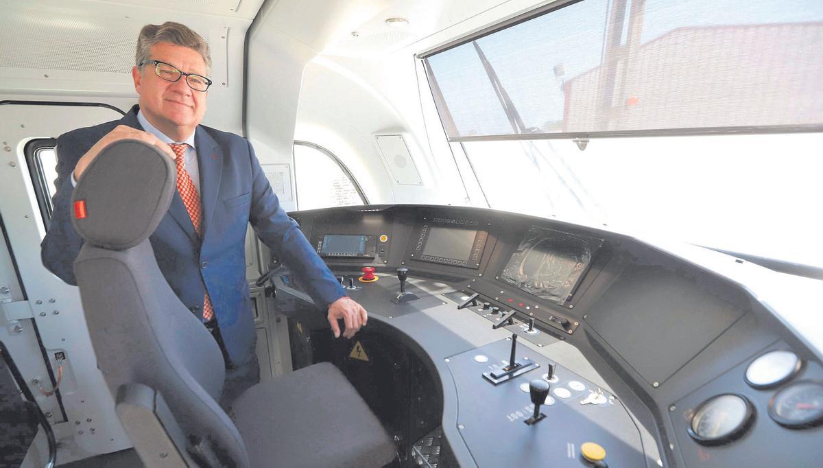 Íñigo Parra, a la cabi-na d’un tren fabricat a la planta d’Albuixech. | D. Tortajada Íñigo Parra, en la cabina de un tren fabricado en la planta de Albuixech. | D. Tortajada FOTOS ENTREVISTA presidente de Stadler España, Íñigo Parra STADLER. Presentacion de un nuevo tren. IÑIGO PARRA. PRESIDENTE DE STADLER ESPAÑA