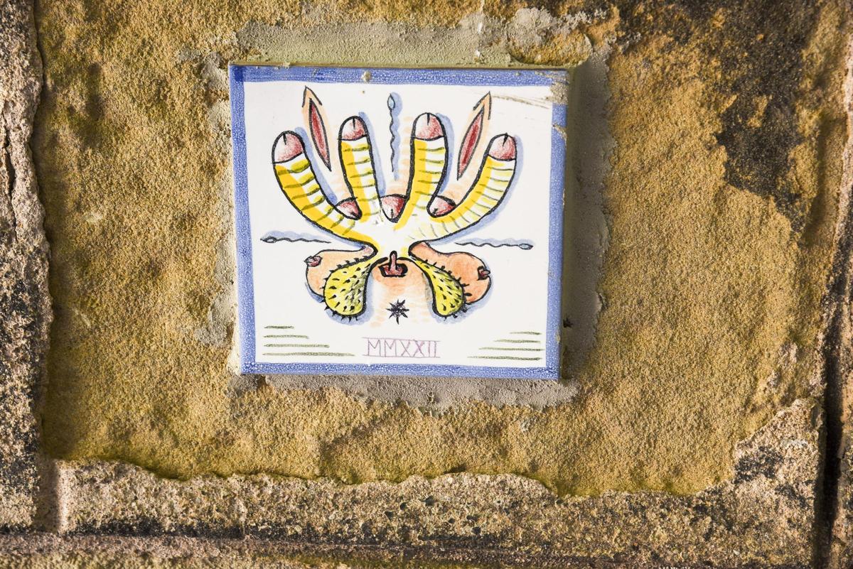 Una de les dues rajoles que hi ha al pont de Sant Francesc, a Manresa