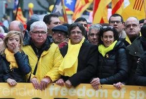 Imagen de archivo de Marta Rovira, junto a Carles Puigdemont, en una manifestación.